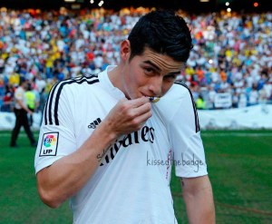 james-rodriguez-kissing-real-madrid-badge-in-his-presentation-day